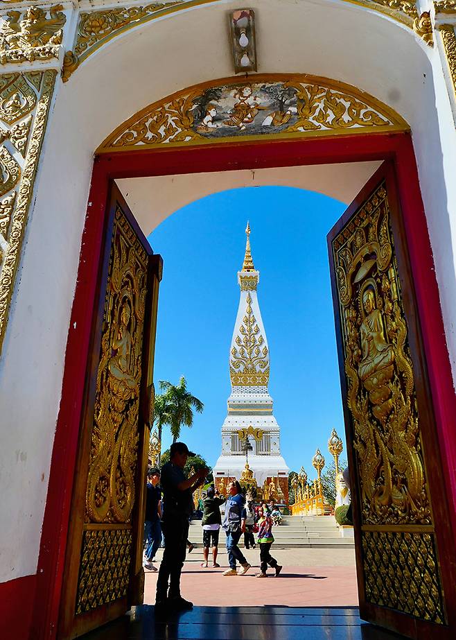 프라탓 파놈 사원, 탑 꼭대기의 순금 장식은 태국 전역에서 모금으로 올려진 것이다