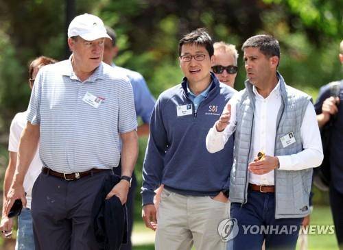 선밸리 콘퍼런스 참석한 드러켄밀러와 김범석 쿠팡의장 (2023년 7월) 지난 2023년 7월 13일(현지시간) 선밸리 콘퍼런스가 열린 미국 아이다호주 선밸리 리조트에서 스탠리 드러켄밀러(왼쪽), 김범석 쿠팡Inc. 의장(가운데), 케빈 워시 전 연방준비제도(Fed·연준) 이사가 대화를 나누며 걷고 있다. [AFP 연합뉴스 자료사진. 재판매 및 DB 금지]