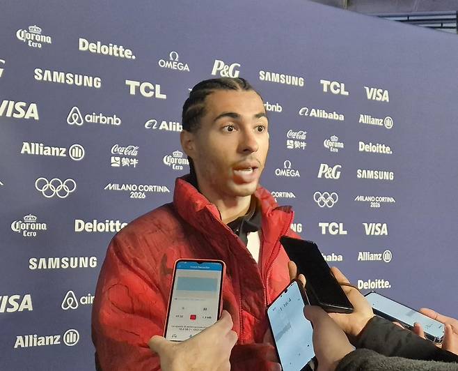 인터뷰하는 단지누 (밀라노=연합뉴스) 김경윤 기자 = 캐나다 쇼트트랙 국가대표 윌리엄 단지누가 4일(한국시간) 이탈리아 밀라노 아이스스케이팅 아레나에서 공식 훈련을 마치고 인터뷰하고 있다. 2026.2.4. cycle@yna.co.kr