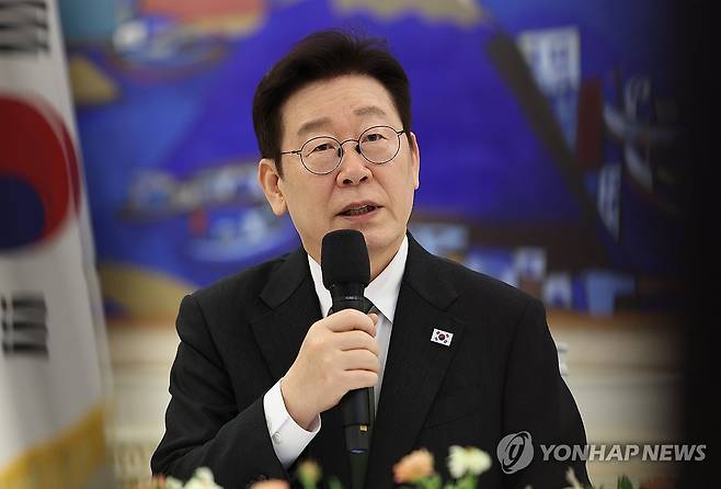 이재명 대통령, 기업 간담회 발언 (서울=연합뉴스) 김도훈 기자 = 이재명 대통령이 4일 청와대에서 열린 '청년 일자리와 지방투자 확대를 위한 기업간담회'에서 발언하고 있다. 2026.2.4 superdoo82@yna.co.kr