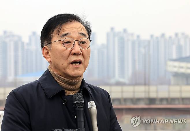 질문에 답하는 김윤덕 국토부 장관 (서울=연합뉴스) 이진욱 기자 = 김윤덕 국토교통부 장관이 4일 서울 강남구 삼성동 주택 사업지를 둘러보고 기자들의 질문에 답변하고 있다.
    LH가 소유하고 있는 서울의료원 남측부지는 주택·비즈니스 시설 복합 개발을 통해 총 518호의 주택을 미혼 청년 등에 공급할 예정이다. 2026.2.4 [공동취재] cityboy@yna.co.kr