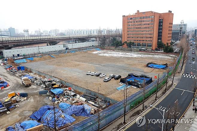 LH 소유 서울의료원 남측 부지 (서울=연합뉴스) 이진욱 기자 = 4일 서울 강남구 한 빌딩에서 바라본 1·29 대책 관련 주택 사업지인 서울의료원 남측 부지 모습.
    이날 김윤덕 국토교통부 장관은 한국토지주택공사(LH)가 소유하고 있는 서울의료원 남측 부지를 방문했다. 정부는 이 부지에서 주택·비즈니스 시설 복합 개발을 통해 총 518호의 주택을 미혼 청년 등에 공급할 계획이다. 2026.2.4 [공동취재] cityboy@yna.co.kr