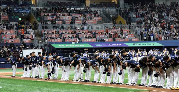 지난해 11월9일 서울 구로구 고척스카이돔에서 열린 ‘2025 네이버 K-BASEBALL 시리즈’ 대한민국과 체코의 평가전. 11-1로 승리를 거둔 대한민국 선수들이 팬들에게 인사하고 있다. 2025.11.9 /연합뉴스