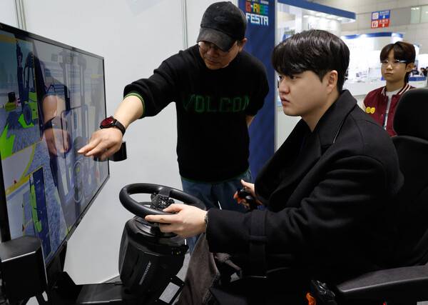 '제1회 광주 RISE 성과공유회 G-RISE FESTA'가 열린 5일 광주 서구 김대중컨벤션센터 전시홀에 마련된 한국폴리텍V대학 광주캠퍼스 체험존에서 한 관람객이 건설기계 VR 시뮬레이터로 적·하차 작업을 체험하고 있다. 이번 성과공유회는 대학별 RISE 사업 성과 전시와 초청 강연, 정책 포럼 등 다양한 프로그램을 6일까지 이틀간 선보인다. 판영석 기자