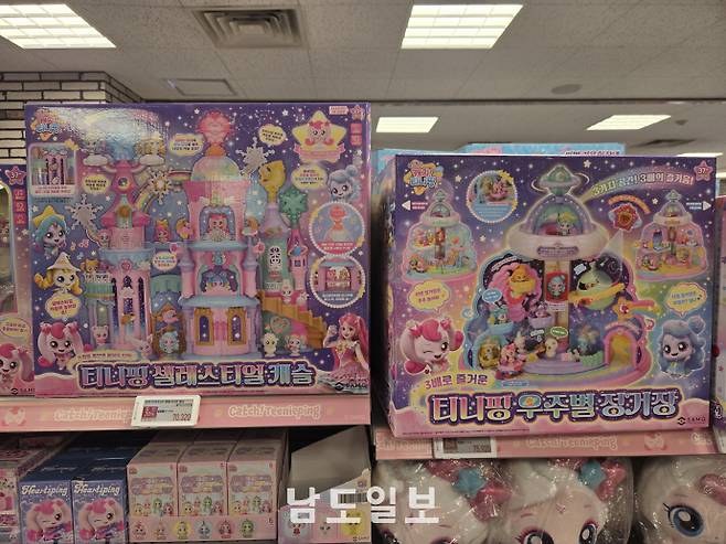 아이들의 놀이용품인 장난감 가격 양극화가 뚜렷해지면서 자녀를 둔 양육자들의 체감 부담이 깊어지고 있다. 사진은 대형마트에 진열된 장난감.