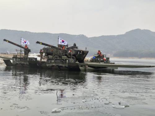 육군 3공병여단은 5일 인제 소양호에서 7공병여단, 12사단 쌍호여단과 함께 파빙도하(破氷渡河) 훈련을 실시했다.