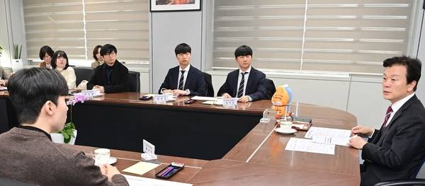 진주시는 5일 시청에서 조규일 시장과 4개 대학 총학생회가 참석한 가운데 소통 간담회를 열었다. /진주시