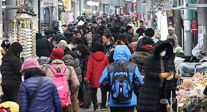 대명절 설을 앞둔 4일 광주 북구 우산동 한 전통시장에서 설 차례용품 및 명절음식을 구입하기 위해 분주히 움직이고 있다. 양광삼기자 ygs02@mdilbo.com