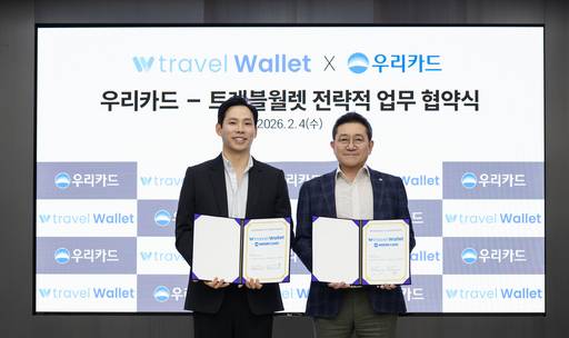진성원 우리카드 사장(오른쪽)과 김형우 트래블월렛 대표가 지난 4일 우리카드 광화문 본사에서 진행된 우리카드-트래블월렛 전략적 업무 협약식에서 기념사진을 촬영하고 있다. / 우리카드
