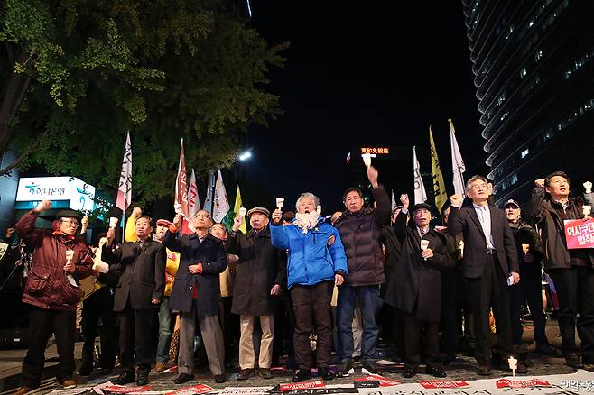 2015년 박근혜 국정교과서 추진 규탄집회에서 부축담당 신학철 선생. 채원희