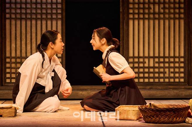 연극 ‘그때도 오늘2: 꽃신’의 한 장면. (사진=공연배달서비스 간다)