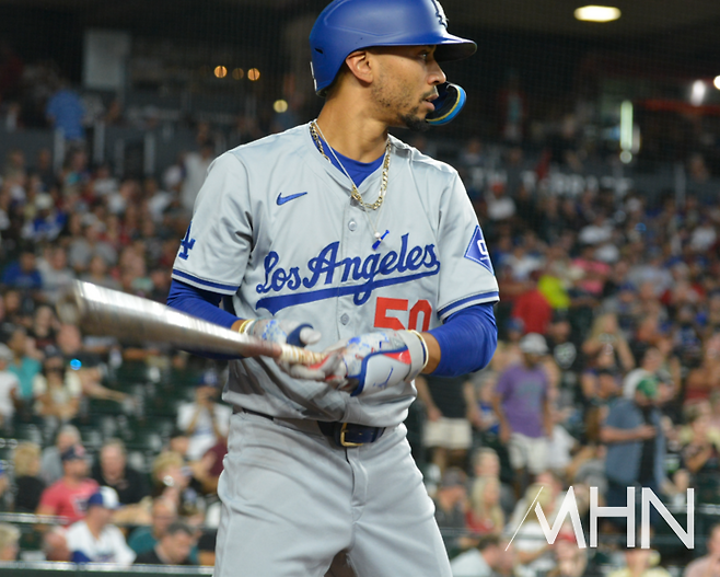 (다저스 유격수 무키 베츠도 리그를 대표하는 고액 연봉자 중 한 명이다)