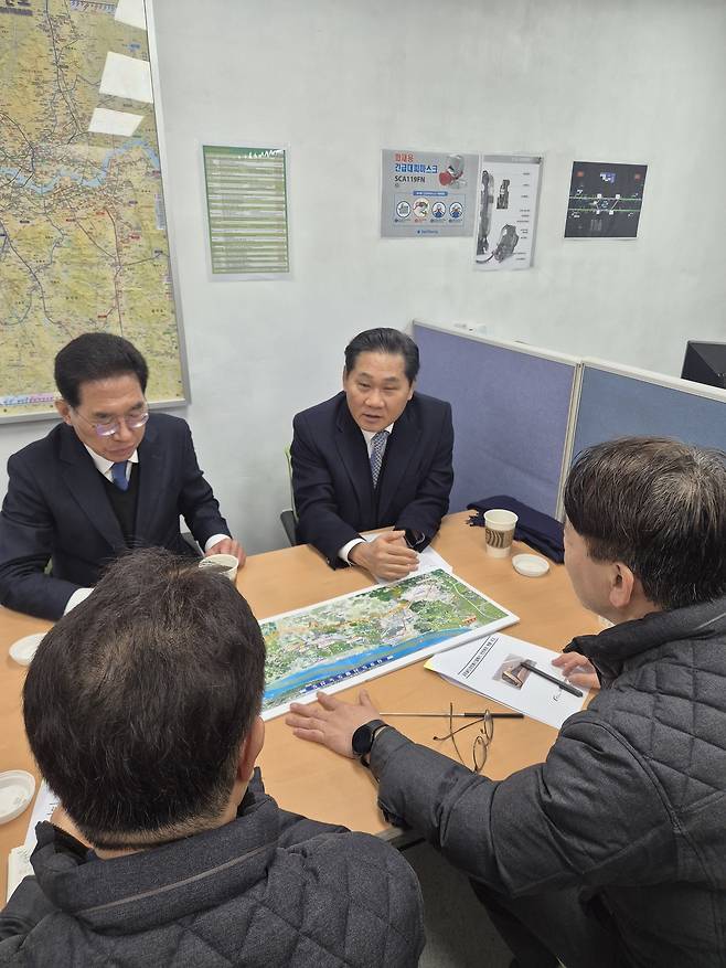 김용석 국토교통부 대도시권광역교통위원회 위원장(오른쪽)은 5일 오전 김포골드라인 구래역을 찾아 현장을 점검하고 있다(대도시권광역교통위원회 제공).뉴스1 ⓒ News1