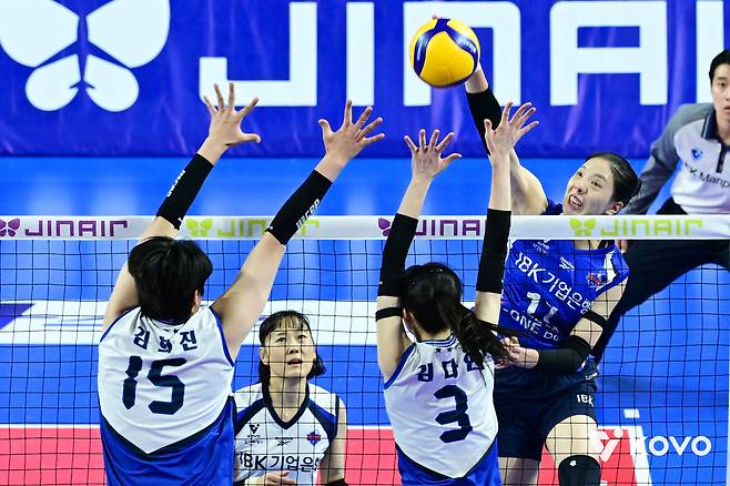 여자 프로배구 현대건설과 기업은행의 28일 맞대결이 오후 2시에 펼쳐진다. (KOVO 제공)