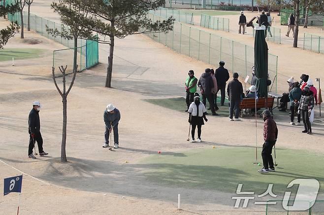절기상 입춘(立春)인 4일 오후 대구 수성구 팔현파크골프장을 찾은 동호인들이 포근한 날씨 속에 파크골프를 즐기고 있다. 2026.2.4/뉴스1 ⓒ News1 공정식 기자