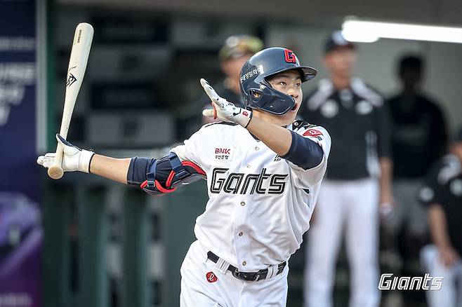 박찬형이 타구를 바라보고 있다. 사진 | 롯데 자이언츠