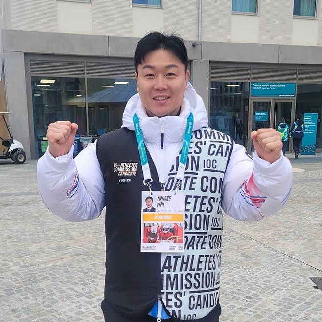 원윤종 국제올림픽위원회(IOC) 선수위원 후보가 이탈리아 밀라노 올림픽 선수촌에서 선거운동을 하면서 포즈를 취하고 있다. 사진 | 대한체육회