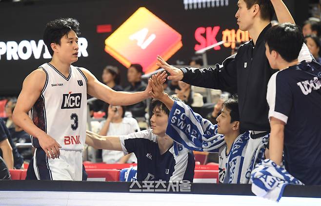 KCC 허웅(맨 왼쪽)이 2일 서울 잠실학생체육관에서 열린 2025-2026 프로농구 SK와 경기에서 51 득점을 기록한 뒤 교체아웃 되면서 동생 허훈(왼쪽 셋째)와 하이파이브를 하고 있다. 잠실학생 | 박진업 기자 upandup@sportsseoul.com