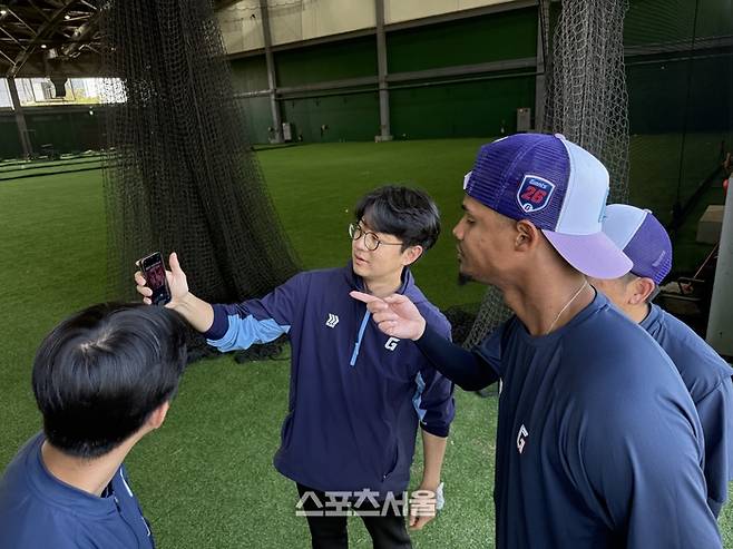 롯데 홍보팀 조영우 매니저가 로드리게스에게 진격거 속 엘빈 단장의 활약상을 보여주고 있다. 타이난 | 박연준 기자 duswns0628@sportsseoul.com