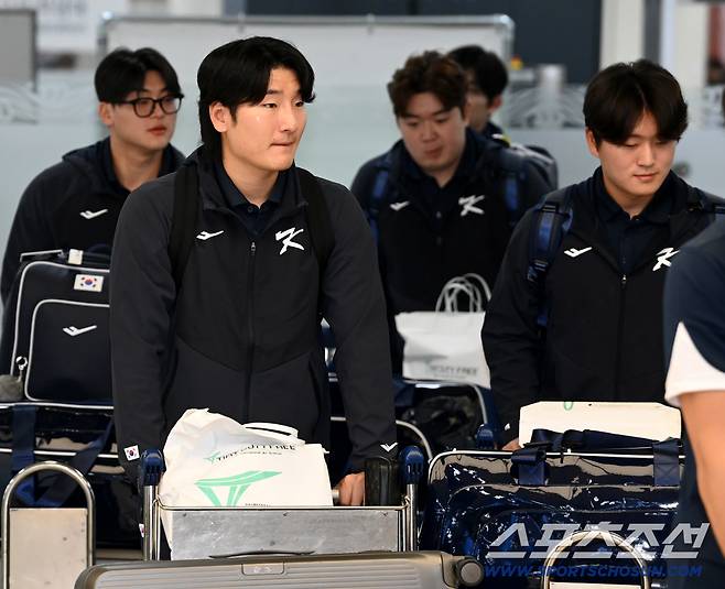 대한민국 야구대표팀이 일본 도쿄돔에서 열린 한일 친선전을 마치고 17일 김포국제공항을 통해 귀국했다. 입국장을 빠져나가는 곽빈의 모습. 김포공항=허상욱 기자wook@sportschosun.com/2025.11.17/