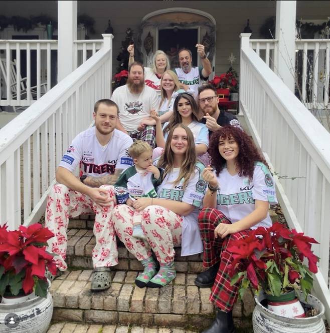 가족과 함께 KIA 타이거즈 유니폼을 입고 찍은 사진을 SNS에 공개한 아담 올러. 사진제공=아담 올러 SNS