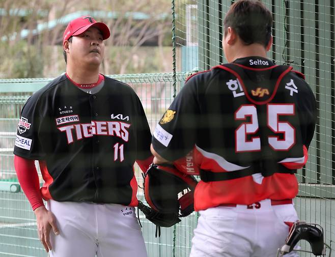 KIA 타이거즈 조상우(왼쪽)가 포수 한준수와 대화를 나누고 있다. 사진제공=KIA 타이거즈