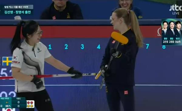 정전 사태 속 춤을 추고 있는 김선영. ⓒJTBC 중계화면 캡처