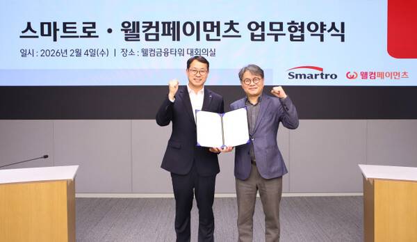 웰컴페이먼츠 최문용 대표이사와 스마트로 장길동 대표이사가 업무협약식 후 기념촬영을 하고 있다. ⓒ웰컴페이먼츠