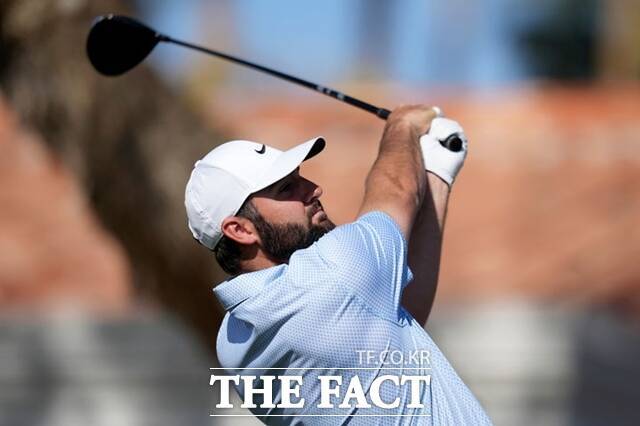 스코티 셰플러의 호쾌한 드라이버 티샷 모습. 아메리칸 익스프레스에서 개인 통산 20승을 달성한 뒤 한 주를 건너 뛴 셰플러는 자신이 투어 첫 승을 올렸던 WM피닉스오픈에 다시 모습을 드러낸다./AP.뉴시스