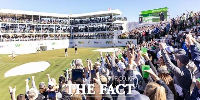 TPC스코츠데일 스타디움 코스 16번홀 콜로세움의 전경. 2만명을 수용할 수 있는 관람석이 장관을 연출하며 갤러리들은 환호와 야유로 관전의 자유를 만끽할 수 있는 장소다./PGA Tour