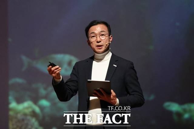 서영학 전 청와대 행정관이 지난달 31일 여수에서 열린 출판기념회에서 '바다가 답이다: 서영학의 블루 이코노미' 전략을 보고하고 있다. /서영학 전 청와대 행정관