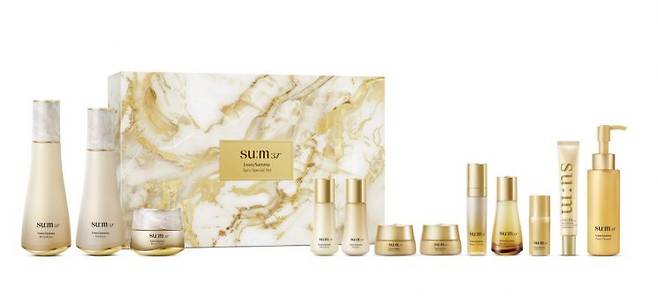 LG생활건강의 자연 발효 화장품 '숨37°'이 설 명절을 맞아 한정 출시한 '로시크숨마 리페어 3종 스페셜 세트'(28만원대)