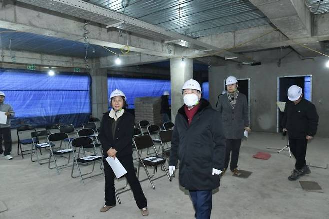 백경현 구리시장이 지난 4일 교문1동 행정복지센터와 수택1동 행정복지센터 건립 사업의 추진 현황을 점검하고 있다. 구리시 제공