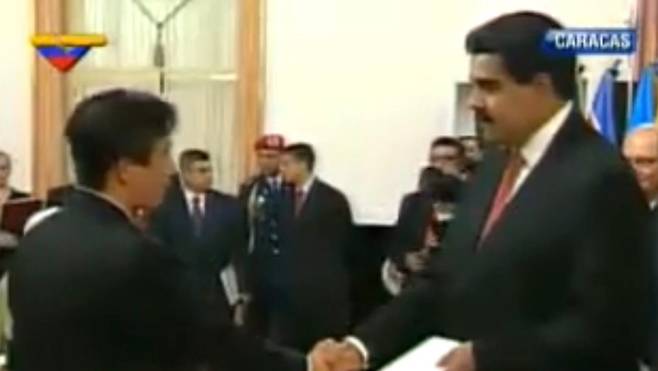 북한 외교관 이일규(왼쪽)와 마두로 /이일규 제공