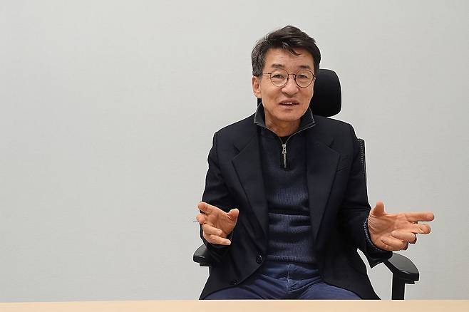 류근관 서울대 경제학부 교수가 조선비즈와의 인터뷰에서 AI 전문가 과정의 필요성을 설명하고 있다. /윤희훈 기자