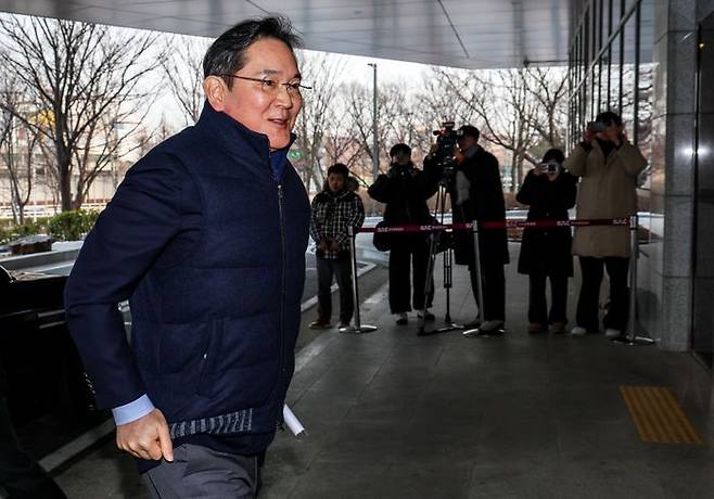 이재용 삼성전자 회장이 미국으로 출국하기 위해 1월 26일 서울 강서구 서울김포비즈니스항공센터에 도착하고 있다. ⓒ뉴시스