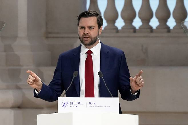 JD 밴스 미 부통령이 11일 파리에서 열린 인공지능 행동 정상회의에서 청중들에게 연설하고 있다. 그는 이날 “과도한 규제가 급성장하는 AI 산업을 죽일 것”이라고 경고, 규제에 대한 반대를 분명히 했다. 2025.02.11. [파리=AP/뉴시스]