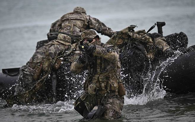 해군은 특수전전단 특전요원(UDT/SEAL)들이 지난 2일부터 강원도 동해안과 산악 일대에서 혹한기 훈련 중이라고 5일 밝혔다. 사진은 4일 동해안 일대에서 진행된 혹한기 훈련에 참여한 해군 특전요원들이 해안침투훈련을 하는 모습. 해군 제공