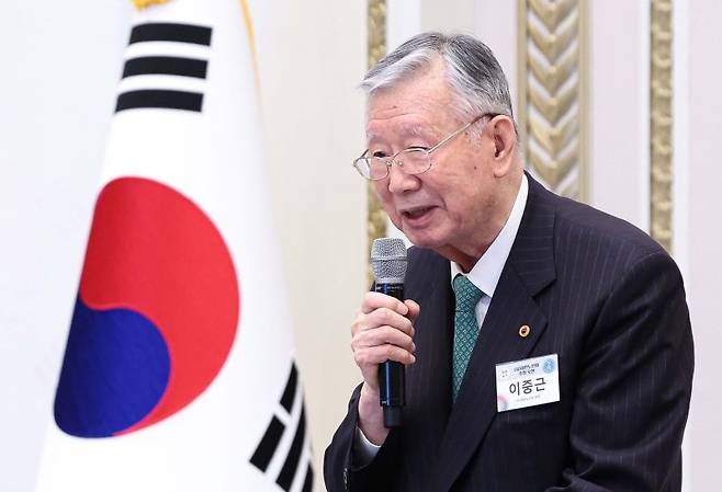 이중근 부영그룹 회장이 지난해 12월 22일 청와대 영빈관에서 열린 이재명 대통령 주재 대한노인회 초청 오찬에서 인사말을 하고 있다. 뉴시스