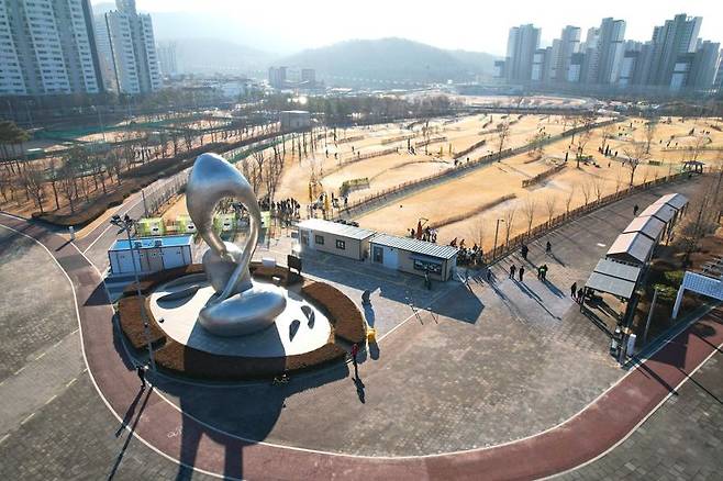 파크골프 인구가 늘어나면서 인천시는 2014년 인천 아시안게임이 열렸던 경기장 내 녹지시설에 파크골프장을 잇달아 조성한다. 인천 아시안게임 주경기장에 조성된 아시아드파크골프장 전경. 인천시 제공.