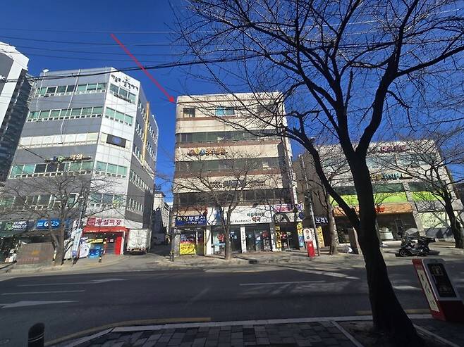 한국자산관리공사 공매 전자입찰 누리집인 온비드에 올라 온 최은순씨 소유 서울 강동구 암사동 건물. 온비드 자료 사진 갈무리.