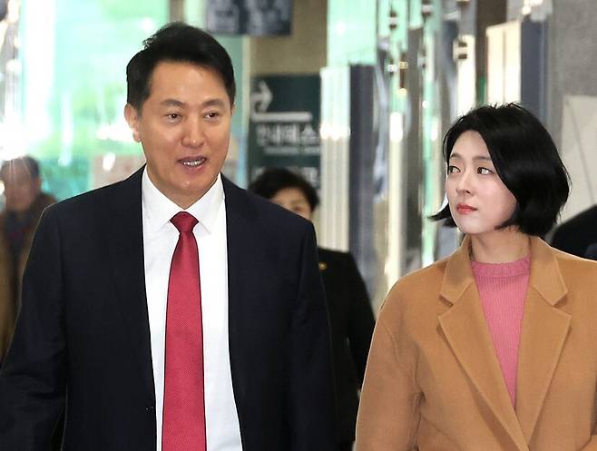 오세훈 서울시장(왼쪽)과 국민의힘 배현진 서울시당위원장이 5일 국회 의원회관에서 열린 ‘시내버스 필수공익사업 지정 토론회: 버스가 멈추면 일상도 멈춘다!’에 함께 입장하고 있다. 연합뉴스