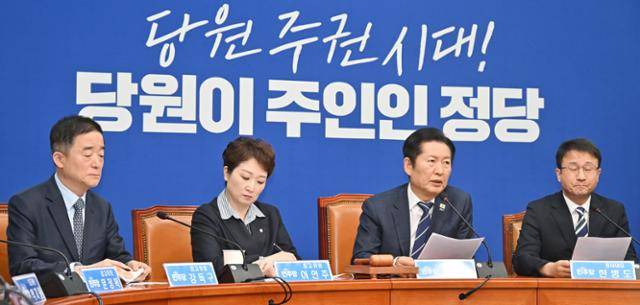 정청래(왼쪽 세 번째) 더불어민주당 대표가 4일 국회에서 열린 최고위원회의에 참석해 모두발언을 하고 있다. 정 대표 뒤 벽면에 전날 중앙위에서 1인 1표제가 가결된 것을 기념하는 내용의 문구가 새겨져 있다. 민경석 기자