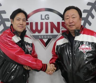 LG 김진성이 다년계약을 맺은 뒤 차명석 단장과 손을 맞잡고 있다. 구단 제공