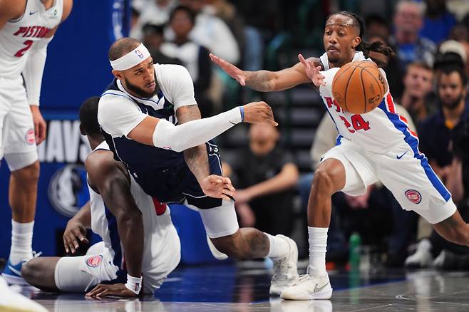 <yonhap photo-3739=""> Dallas Mavericks forward Daniel Gafford makes a diving pass as Detroit Pistons' Daniss Jenkins (24) defends in the second half of an NBA basketball game in Dallas, Thursday, Dec. 18, 2025. (AP Photo/Tony Gutierrez)/2025-12-19 13:57:51/ <저작권자 ⓒ 1980~2025 ㈜연합뉴스. 무단 전재 재배포 금지, AI 학습 및 활용 금지></yonhap>