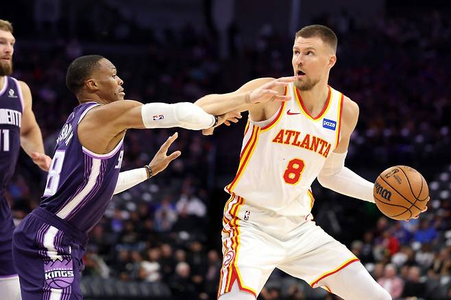 <yonhap photo-3957="">애틀랜타를 떠나 골든스테이트로 향하는 크리스탑스 포르징기스(왼쪽). [APF=연합뉴스]</yonhap>