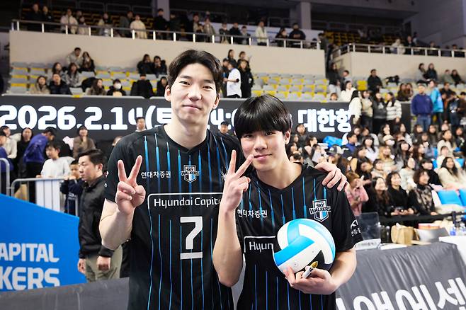 허수봉(왼쪽)과 김시윤군