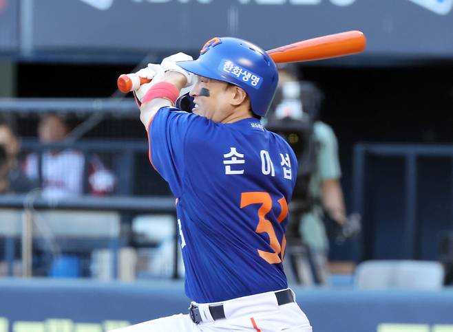 10일 오후 잠실야구장에서 열린 2025 프로야구 한화와 LG 경기. 한화 손아섭이 3회 선취타점 2루땅볼을 날리고 있다. 잠실=정시종 기자 capa@edaily.co.kr /2025.08.10.