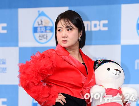 방송인 박나래가 지난 2023년 서울 마포구 MBC 골든마우스홀에서 열린 MBC '나 혼자 산다' 10주년 기념 기자간담회에서 포즈를 취하고 있다. [사진=정소희 기자]