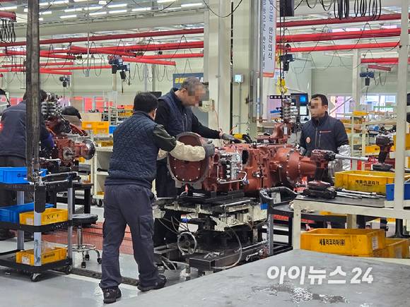대동기어 직원들이 2공장에서 도킹 작업을 하고 있다. [사진=최란 기자]